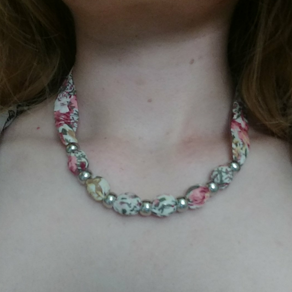Floral beaded necklace and bracelet set